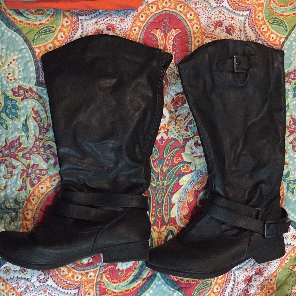 Maurice’s black leather boots